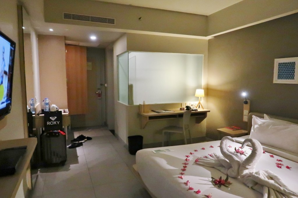 Alternate view of the Swiss-Belinn Legian Hotel room that captures the doorway and bathroom