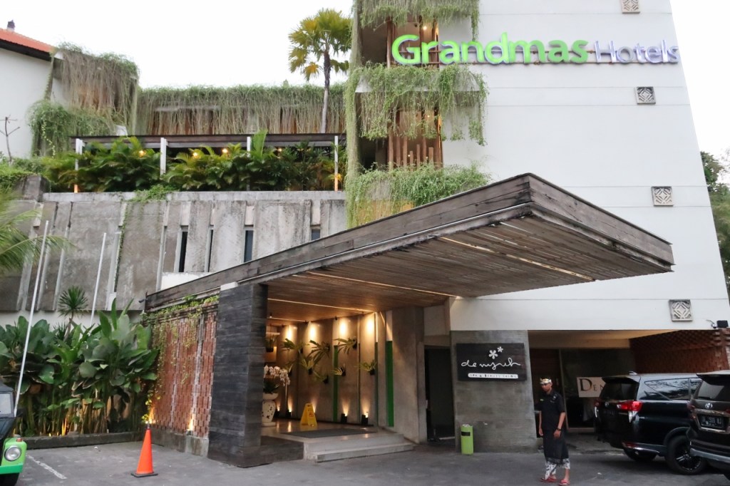 Street view of Grandmas Plus Hotel building