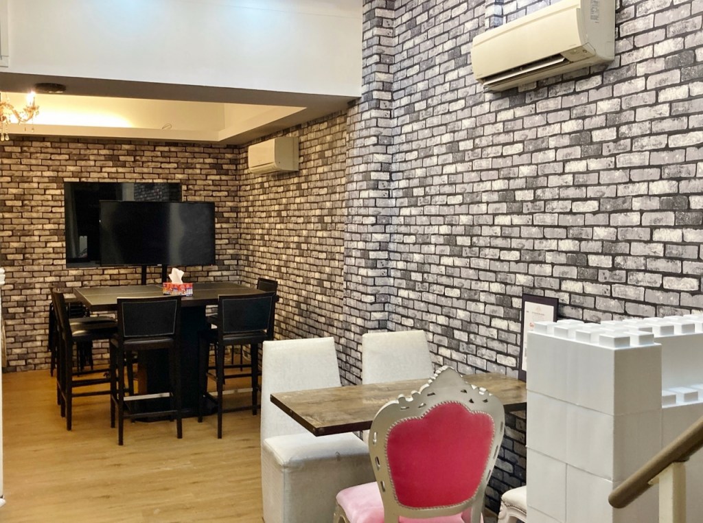 Lounge space with tables and chairs at Enchanted Manor