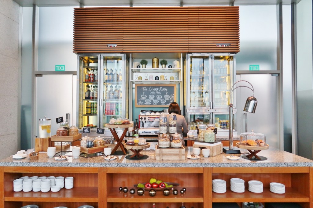 Food and drinks bar in the club lounge at Oasia Hotel Novena