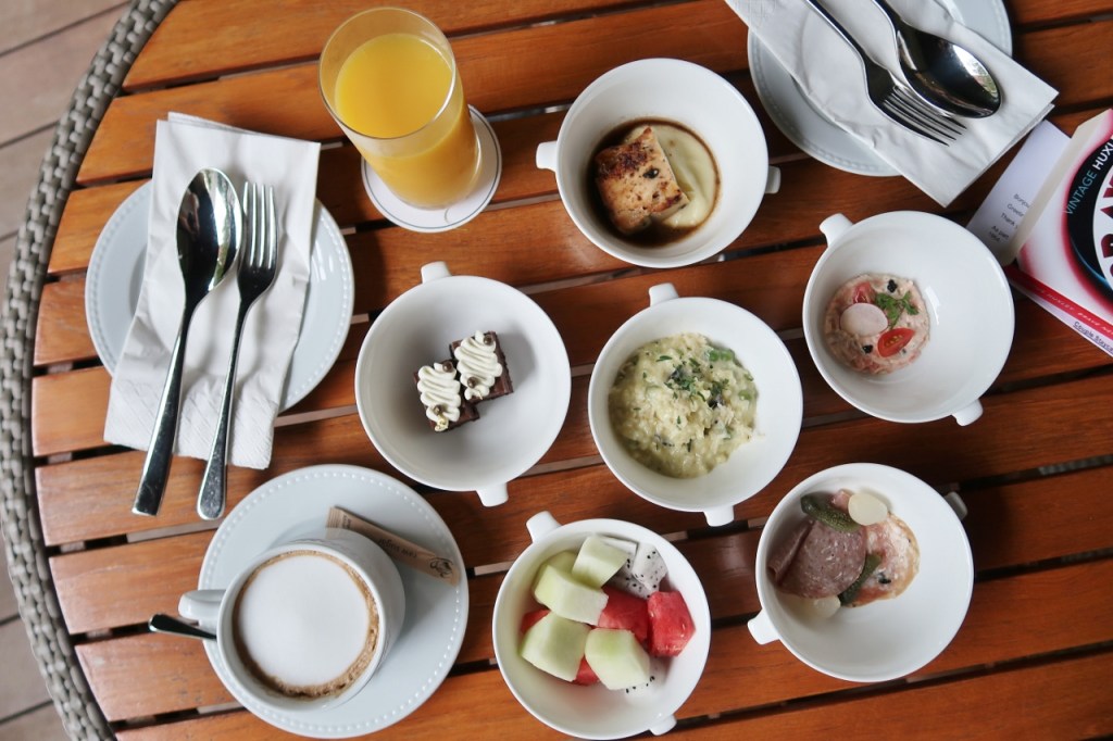 Drinks and canapés at Club Millésime at Sofitel Singapore City Centre hotel