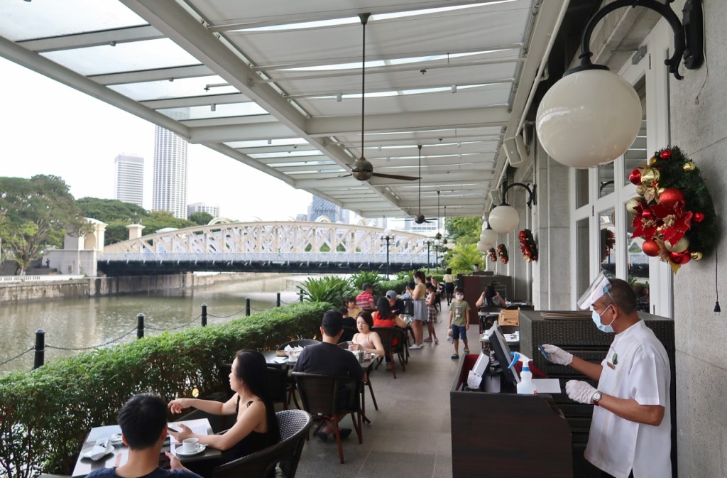 Outdoor seating area at Town Restaurant at The Fullerton Hotel