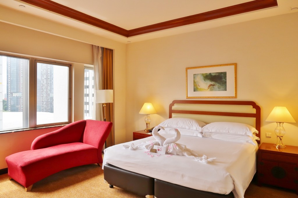Regency Suite bedroom at Mandarin Orchard Hotel