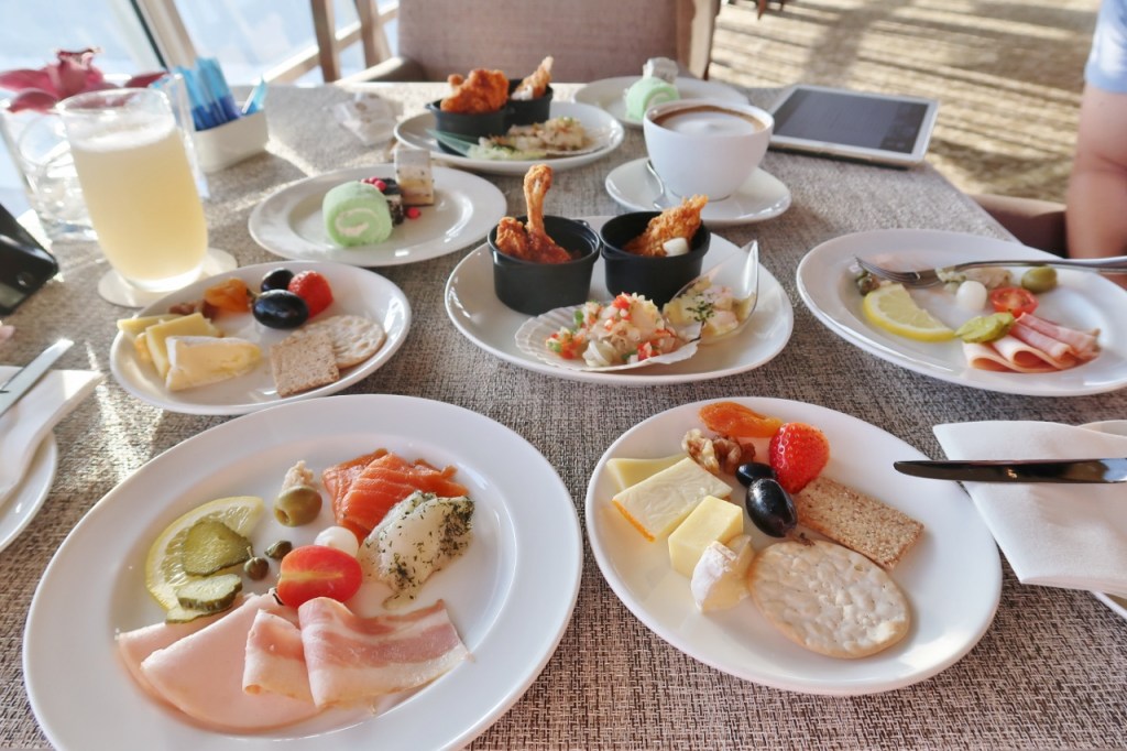 Evening drinks and hors d'oeuvres at Top Of The M Meritus Club Lounge at Mandarin Orchard Hotel