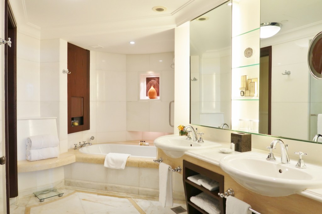 Bathroom in Valley Wing Deluxe Room at Shangri-La Hotel