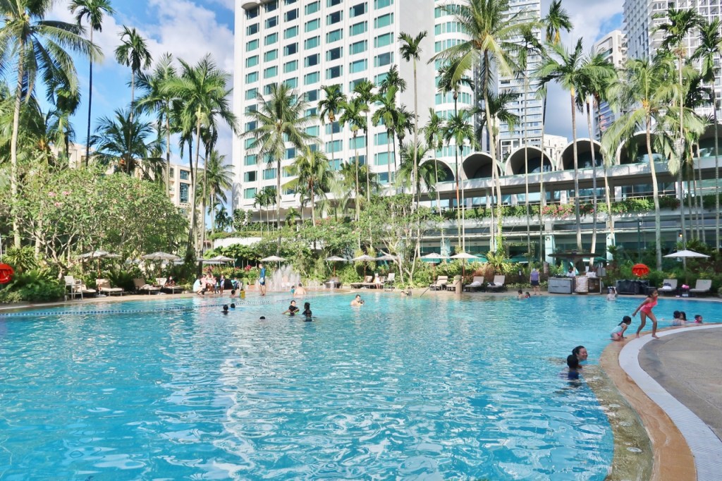 Swimming pool at Shangri-La Hotel