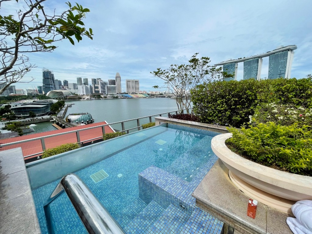 Jacuzzi at The Fullerton Bay Hotel