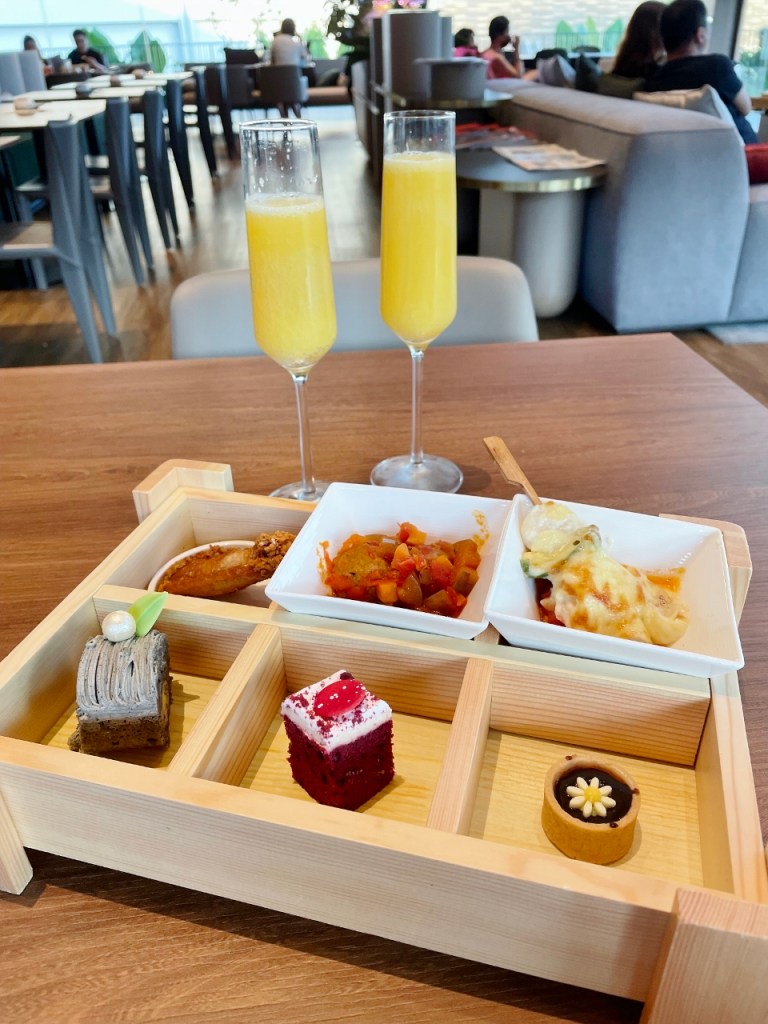 Evening cocktails and hor d'oeuvres at the COLLECTION Club Lounge at PARKROYAL COLLECTION Marina Bay Hotel