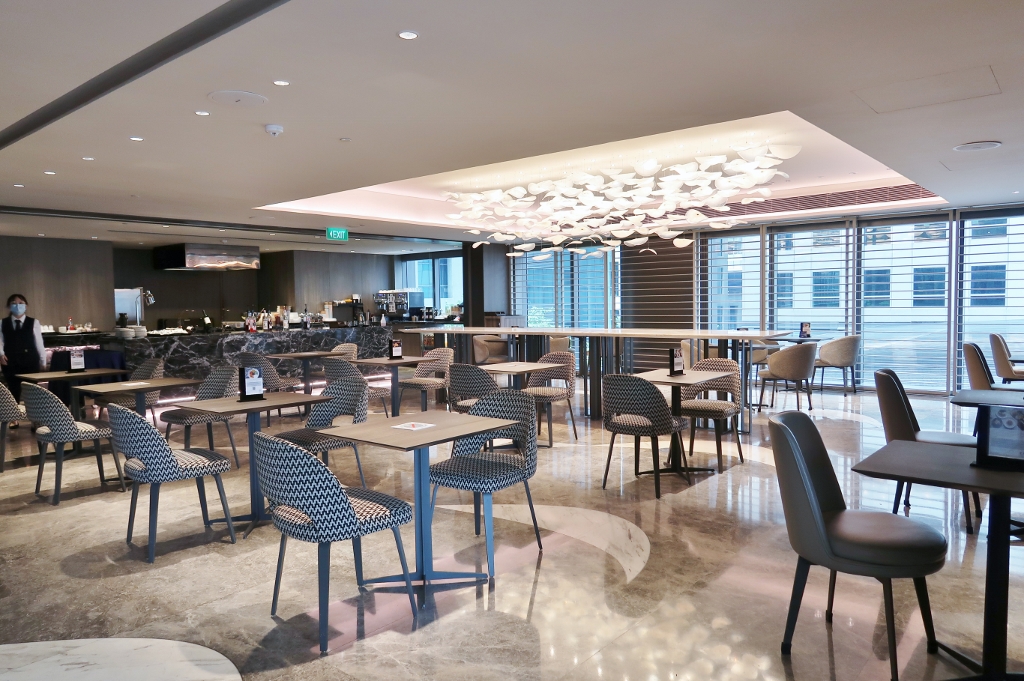 Seating area at SE7ENTH restaurant at Oakwood Premier AMTD Hotel & Serviced Apartments