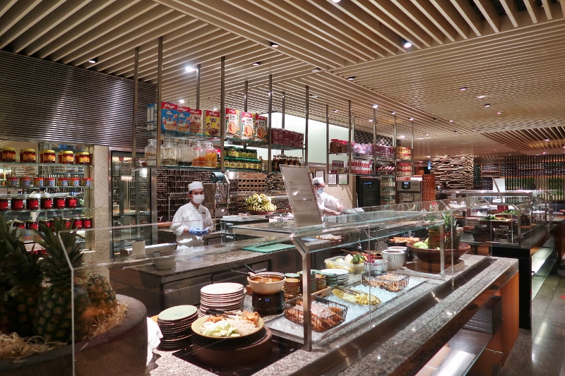 Seafood buffet items on display at StraitsKitchen at Grand Hyatt Hotel