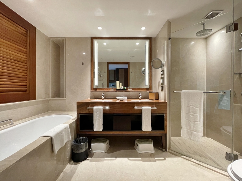 Bathroom in Garden Wing Deluxe City View Room at Shangri-La Hotel