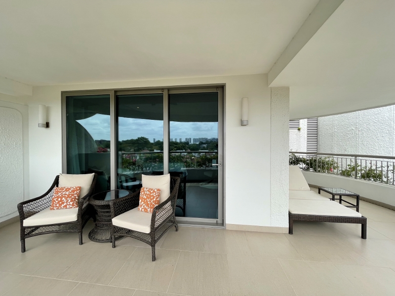 Balcony in Garden Wing Deluxe City View Room at Shangri-La Hotel