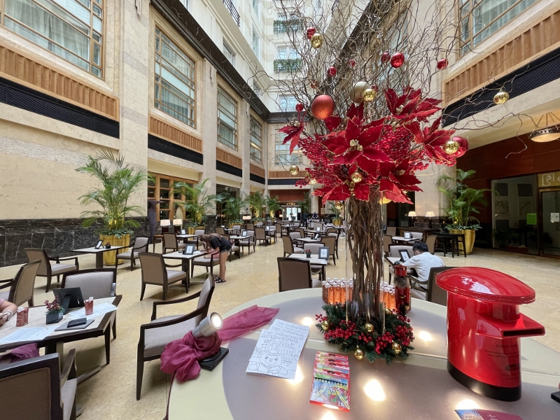 Seating area at The Courtyard (South) at The Fullerton Hotel