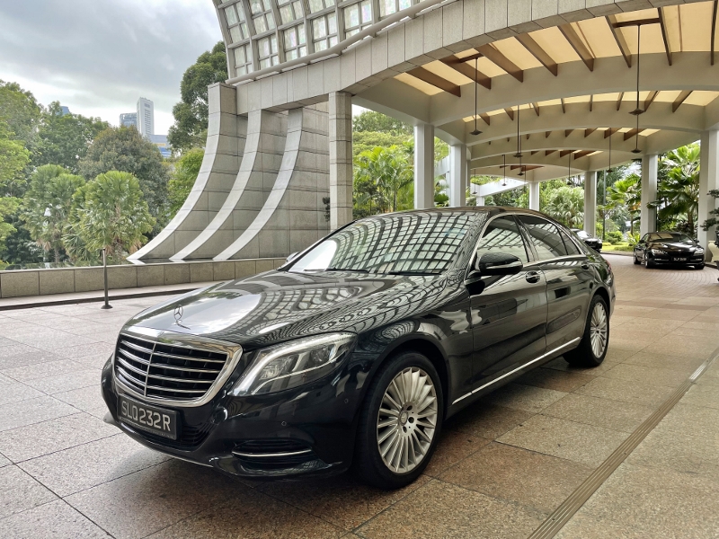 Limousine drop-off service at The Ritz-Carlton Millenia Hotel