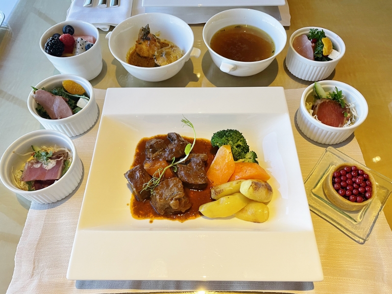 Evening hors d’oeuvres at The Ritz-Carlton Millenia Hotel Club Lounge