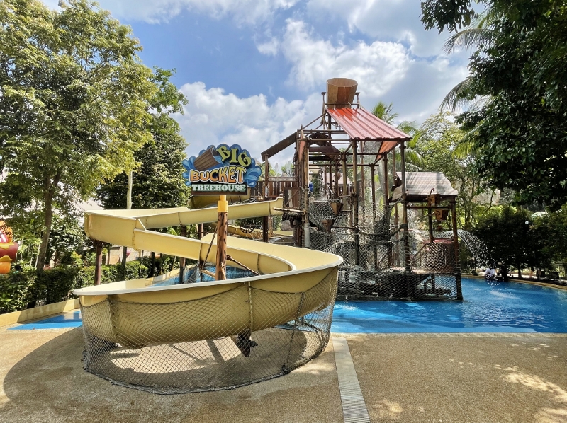 Big Bucket Treehouse water playground at Adventure Cove Waterpark theme park