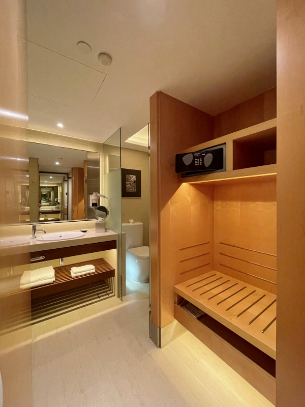 Bathroom in Deluxe Balcony Room in Pan Pacific Hotel