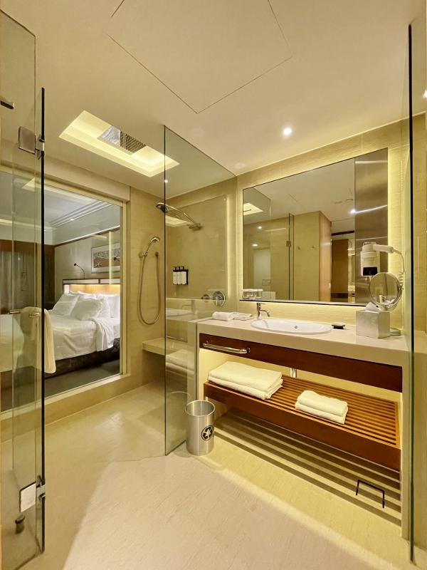 Bathroom in Deluxe Balcony Room in Pan Pacific Hotel