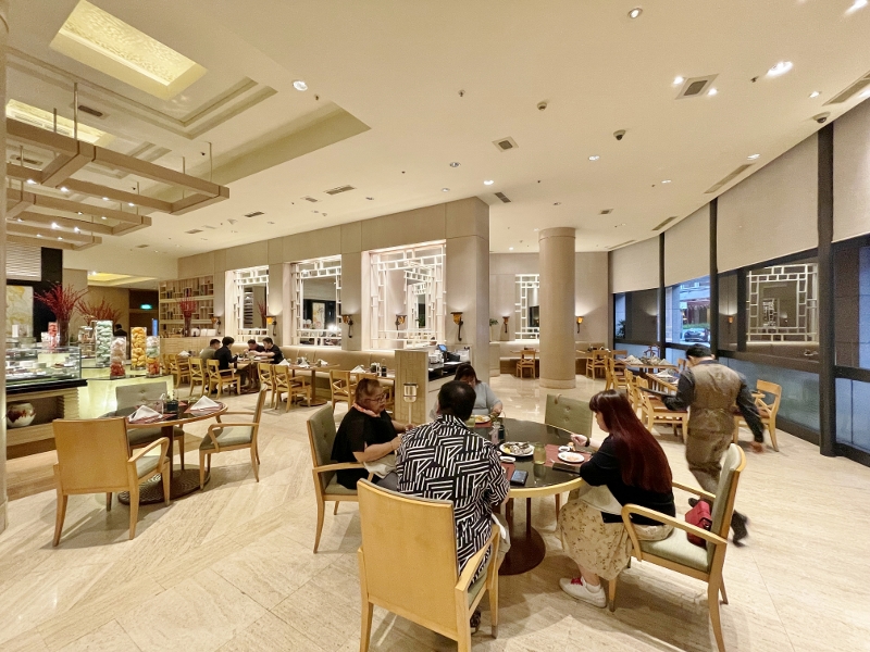 Seating area at Oscar's Restaurant at Conrad Centennial Hotel
