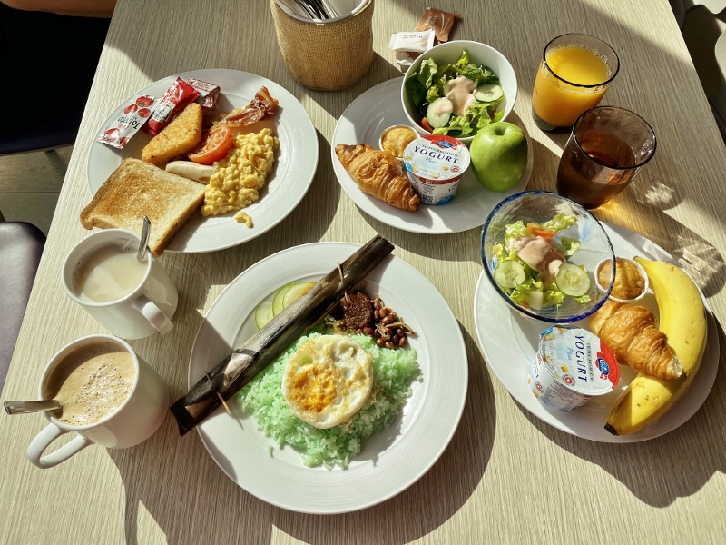 Breakfast set dishes from Komyuniti restaurant at YOTEL Orchard Hotel
