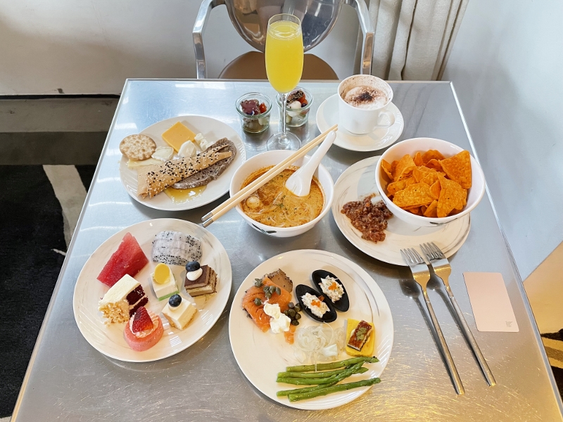 Evening cocktails and hor d'oeuvres from the Executive Club Lounge at JW Marriott Hotel South Beach