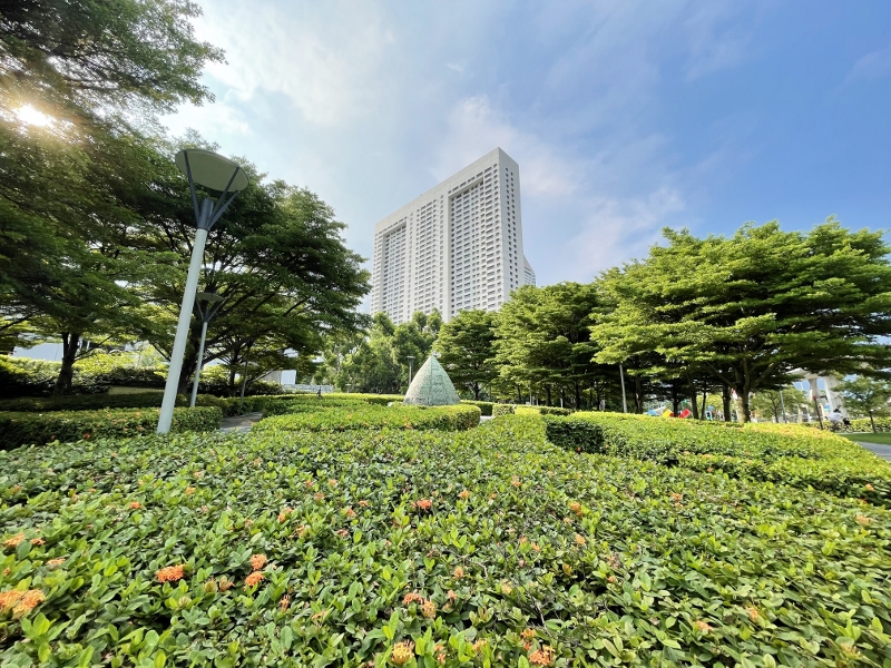 The Ritz-Carlton Millenia Hotel's building facade