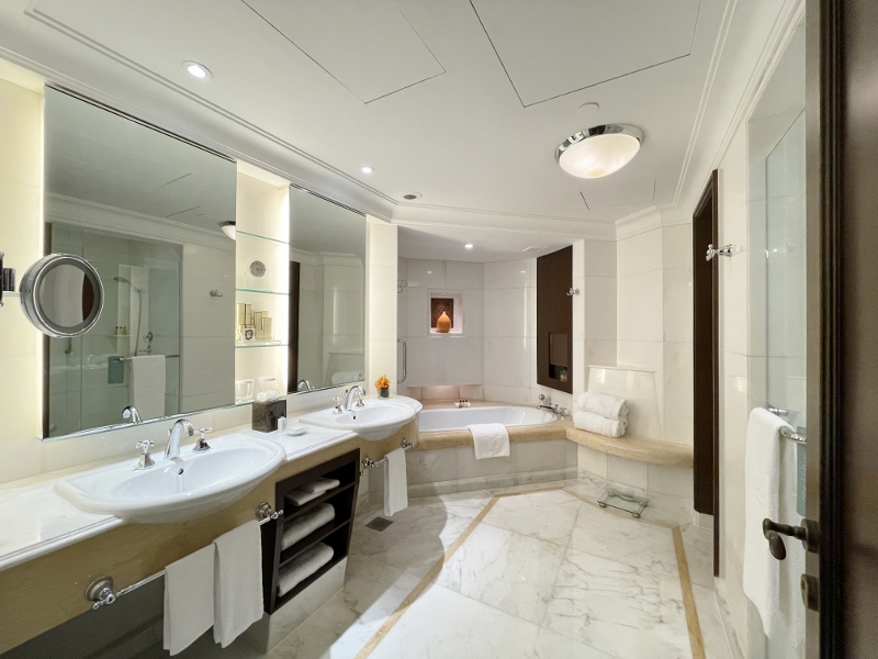 Bathroom in Valley Wing Deluxe Room at Shangri-La Hotel