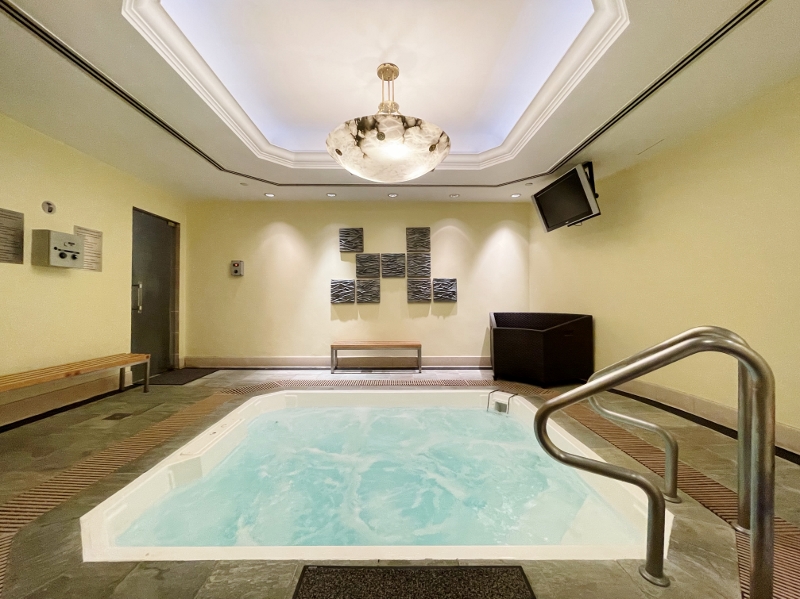 Jacuzzi in female changing room at Shangri-La Hotel