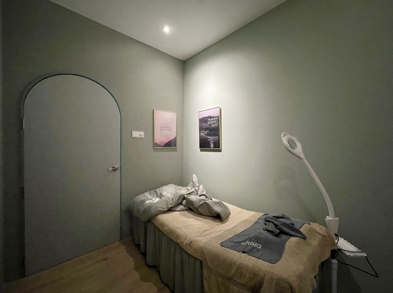 Single facial spa room at Renaza Wellness Facial Spa at The Heeren