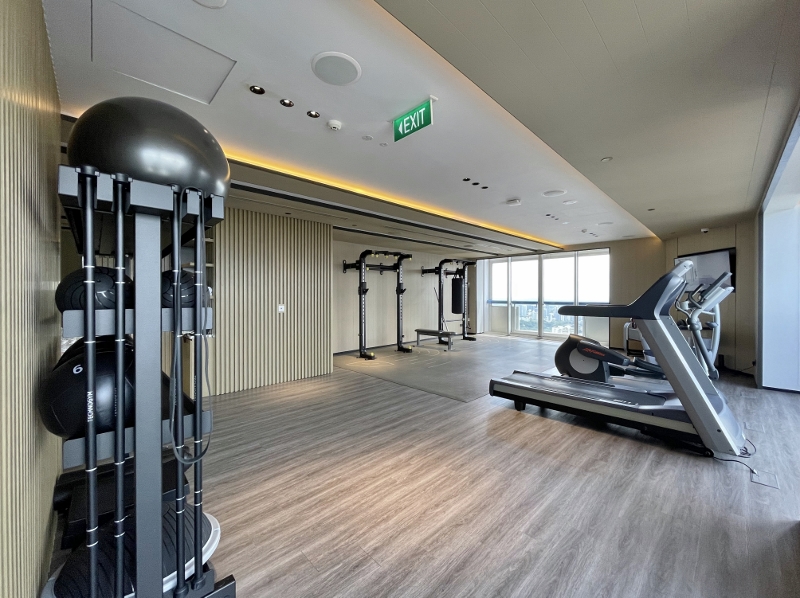 Private gym on level 65 at Swissotel The Stamford Hotel