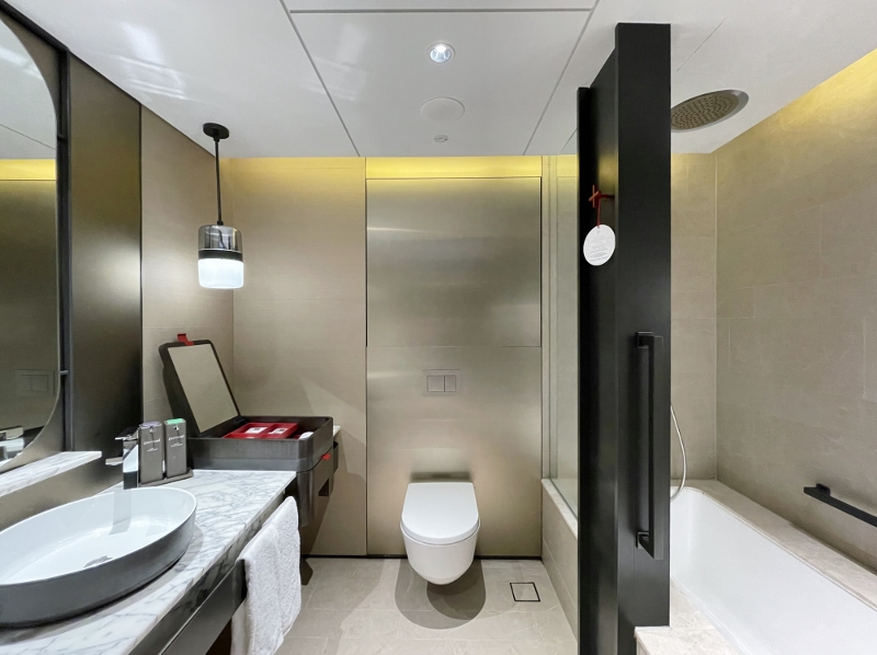 Bathroom in Swiss Executive Harbour View Room at Swissotel The Stamford Hotel