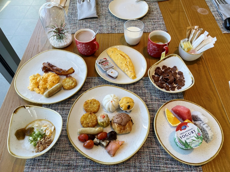 Breakfast buffet dishes at Level 65 Lounge at Swissotel The Stamford Hotel