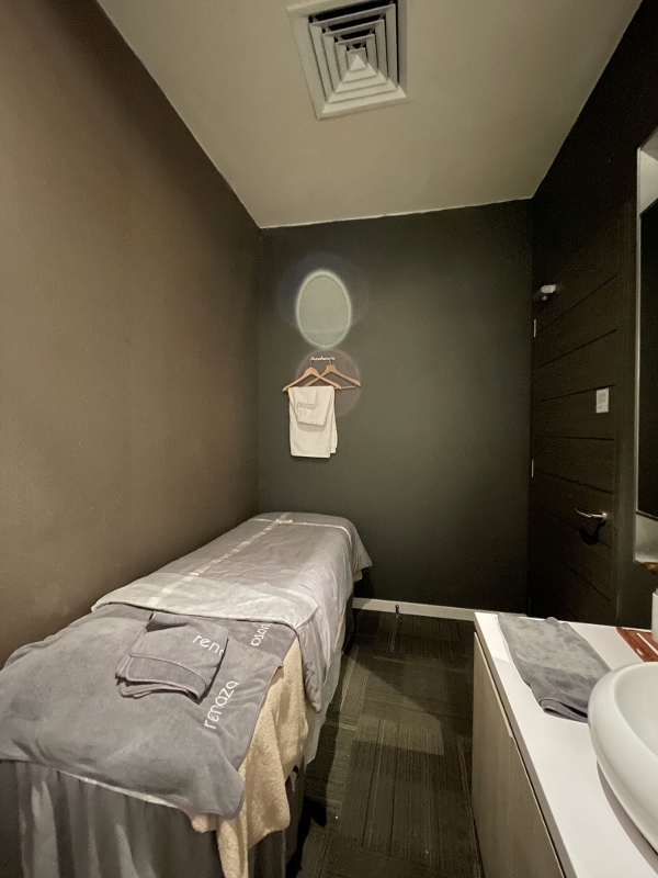 Single facial spa room at Renaza Wellness Facial Spa at Marina Bay Link Mall