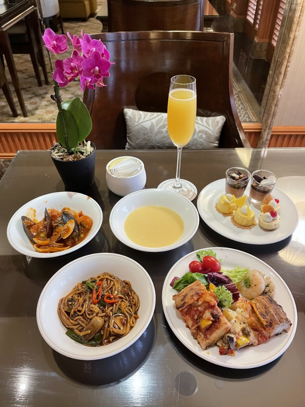 Evening hors d’oeuvres at Regent Club lounge at Regent Hotel