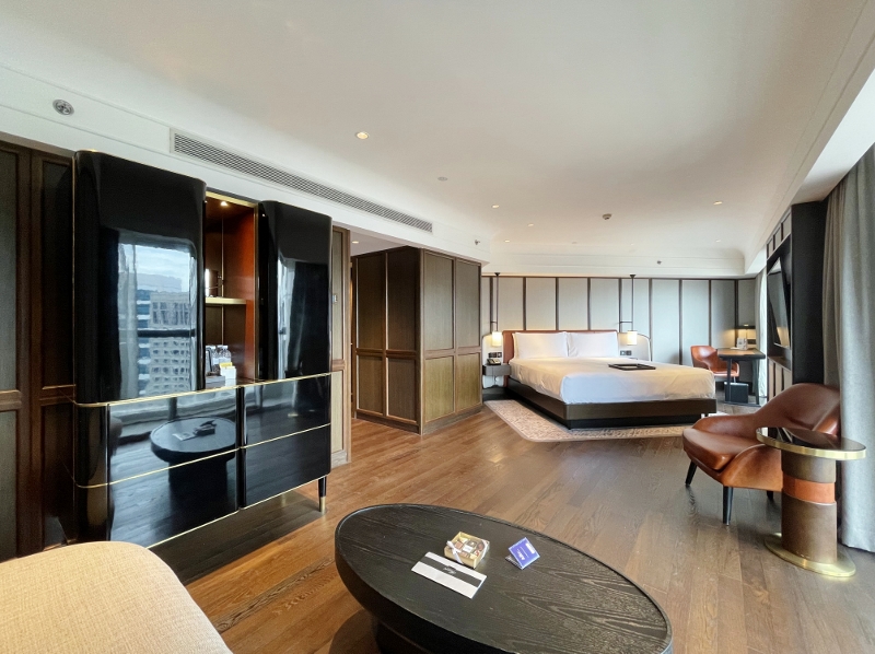 Signature Gold King Suite at Fairmont Hotel