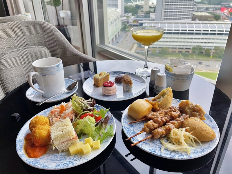 Evening cocktail food items at Fairmont Gold Lounge at Fairmont Hotel