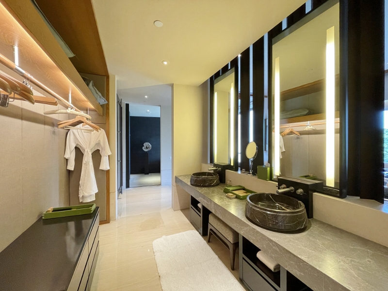 Bathroom in Premier Garden Room at Capella Hotel