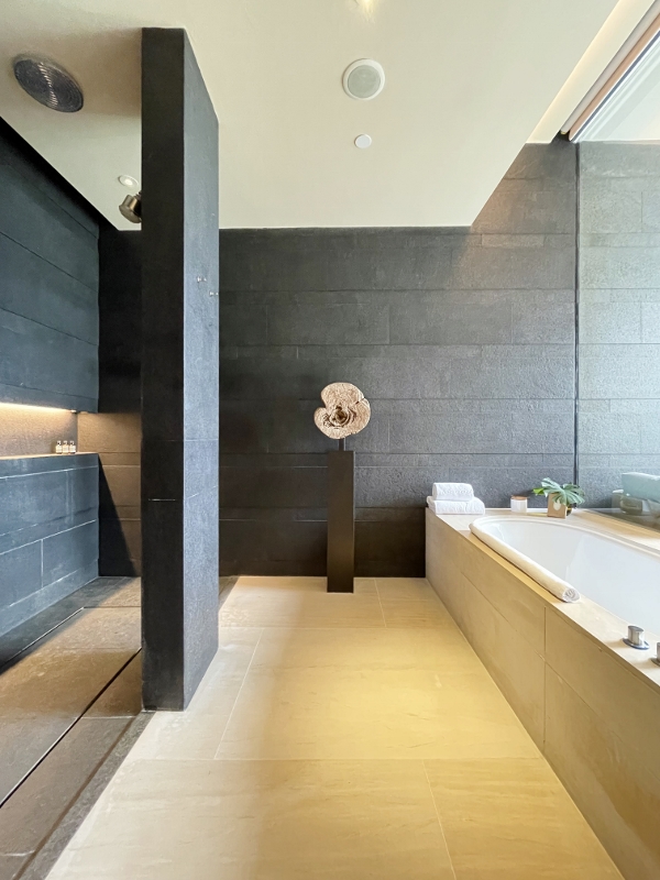 Bathroom in Premier Garden Room at Capella Hotel