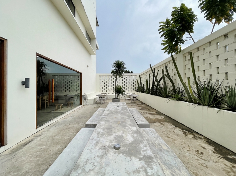 Outdoor seating area at Hoods Coffee Cafe