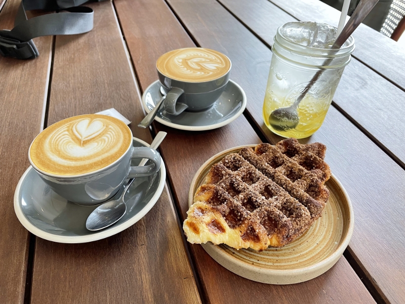 Cinnamon croffle and lemon soda from Hoods Coffee Cafe