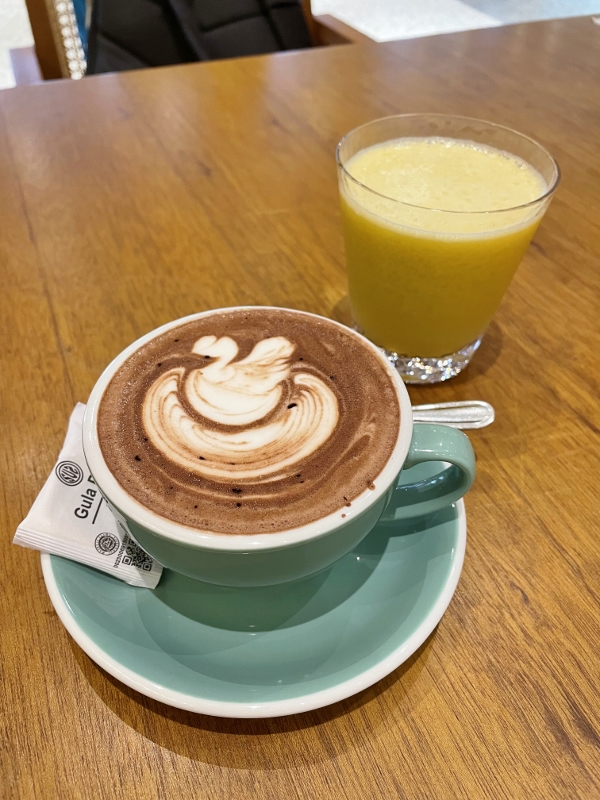Hot chocolate and apple and orange juice mix from Labers Coffee Pergudangan Cafe
