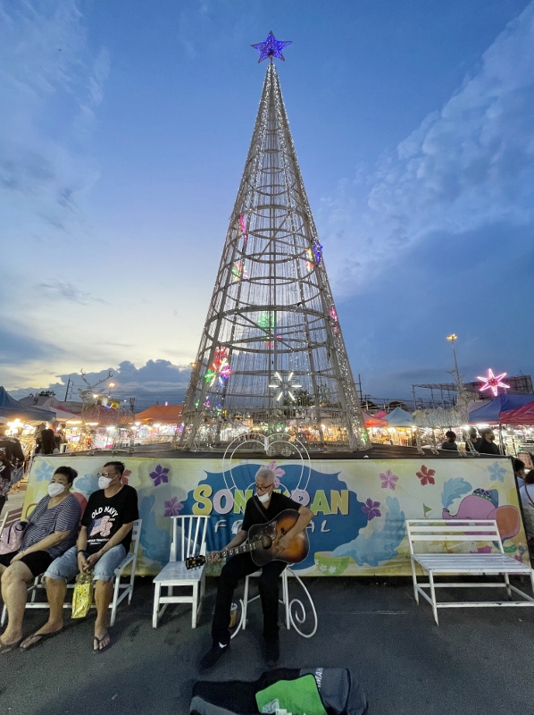 Musician playing the guitar and singing at Liab Duan Night Market