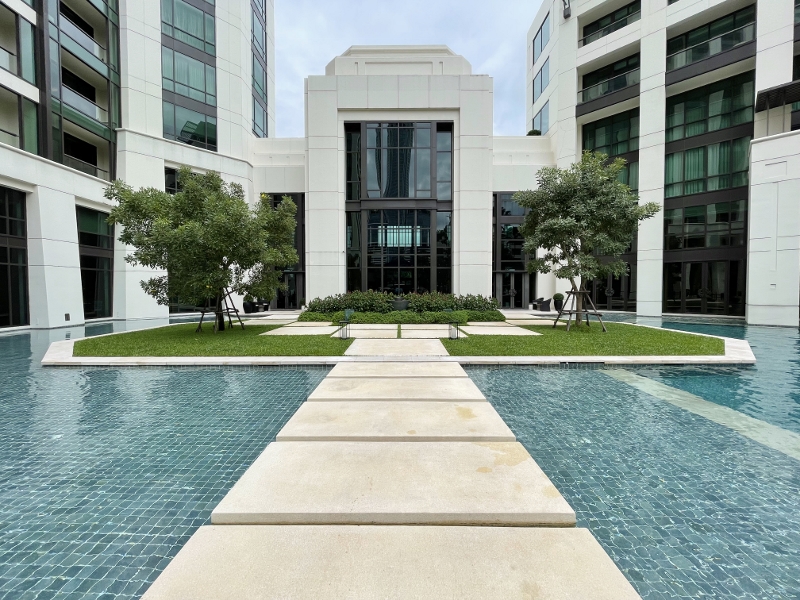 Swimming pool at Siam Kempinski Hotel
