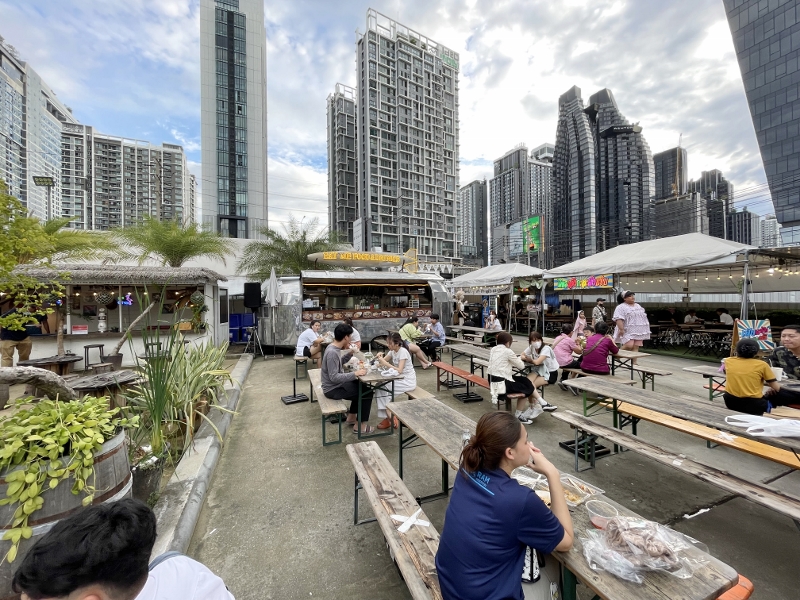 Seating area at Jodd Fairs Night Market (Rama 9)