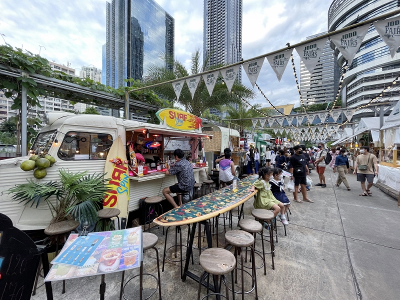 Seating area at Jodd Fairs Night Market (Rama 9)