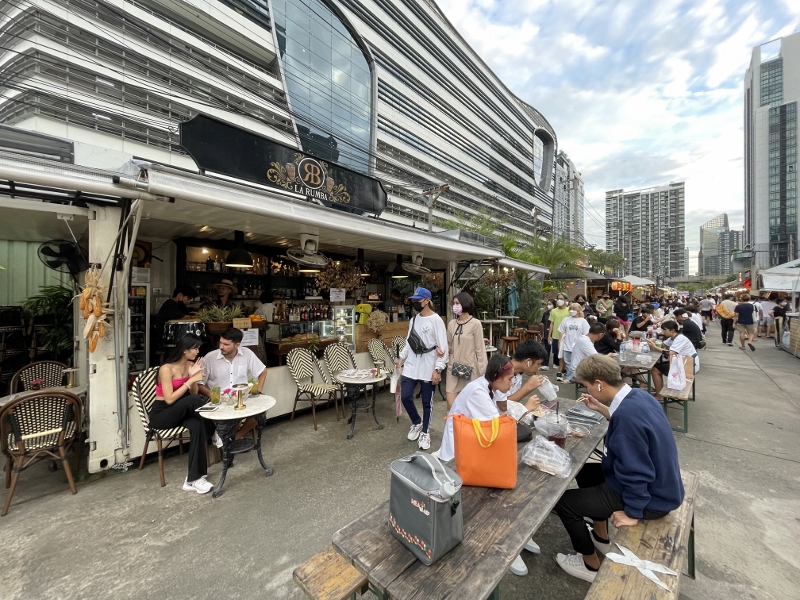 Seating area at Jodd Fairs Night Market (Rama 9)