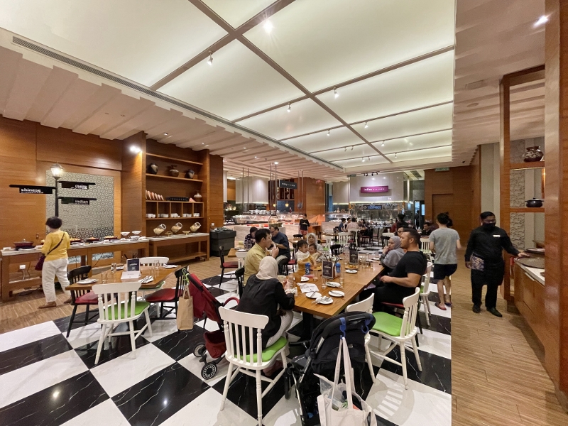 Seating area at Makan Kitchen restaurant at DoubleTree By Hilton Hotel