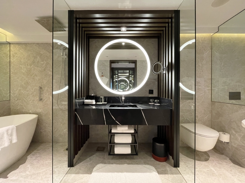 Bathroom in Deluxe Harbour View Room at Fairmont Hotel