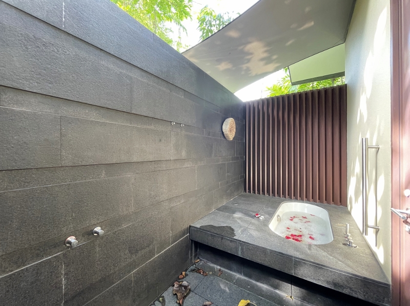 Outdoor tub with rose petals in One-Bedroom Villa at Capella Hotel