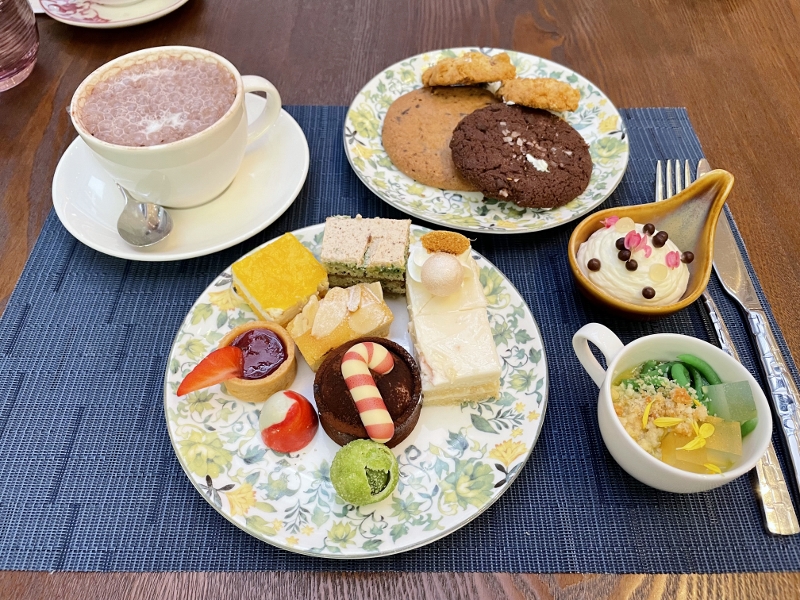 Kempinski Sunday Brunch buffet items from 15 Stamford restaurant at The Capitol Kempinski Hotel